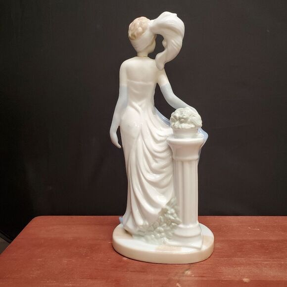 Vintage Blue and White Ceramic Socialite Flapper Figurine - Picture 4 of 10
